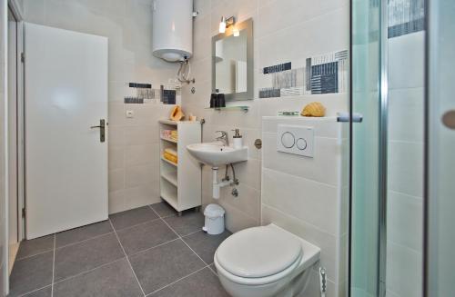 een badkamer met een toilet en een wastafel bij Sweet Dreams in Hvar