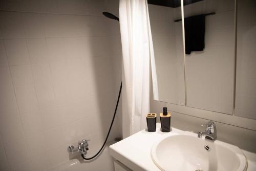 
A bathroom at Zonnig centraal gelegen app. Nieuwpoort-bad op 80m van de zee
