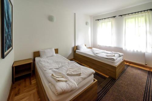 Ein Bett oder Betten in einem Zimmer der Unterkunft Hotel Manastir Sv. Joakim Osogovski