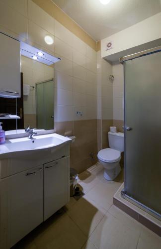 Ein Badezimmer in der Unterkunft Hotel Manastir Sv. Joakim Osogovski