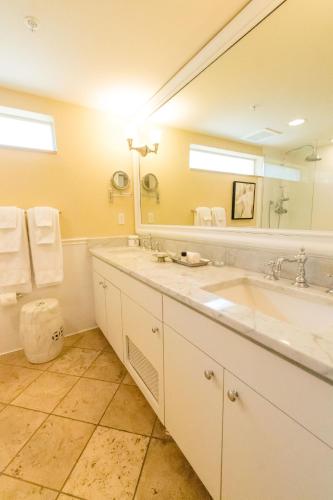 a bathroom with two sinks and a large mirror at Hotel Escalante in Naples