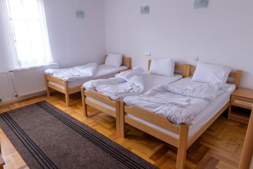 Ein Bett oder Betten in einem Zimmer der Unterkunft Hotel Manastir Sv. Joakim Osogovski