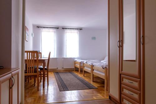 Ein Bett oder Betten in einem Zimmer der Unterkunft Hotel Manastir Sv. Joakim Osogovski
