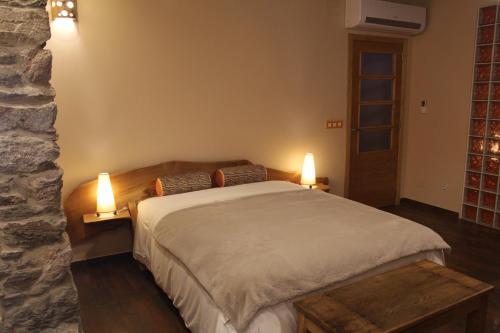 a bedroom with a bed and a lamp at XARDÍN DE ESTRELAS *** in Sarria