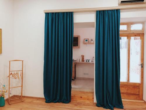 - un rideau bleu dans une chambre avec cuisine dans l'établissement Tamaras apartment, à Tbilissi