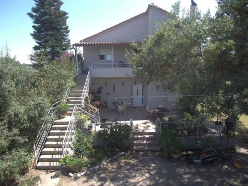 una casa con escaleras que conducen a ella en Comfortable Apartment Near The Sea, en Áyios Ilías
