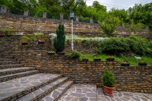 Ein Garten an der Unterkunft Hotel Manastir Sv. Joakim Osogovski