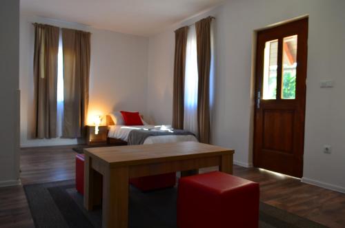 Cette chambre comprend un lit, une table et un bureau. dans l'établissement Natura Plitvice Lakes, aux lacs de Plitvice