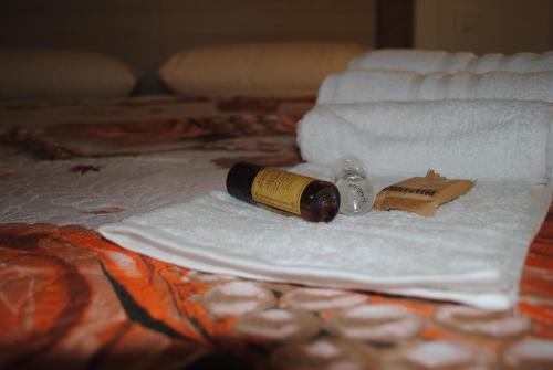a bottle of wine sitting on a pile of towels at B&B Vicomare in Crotone