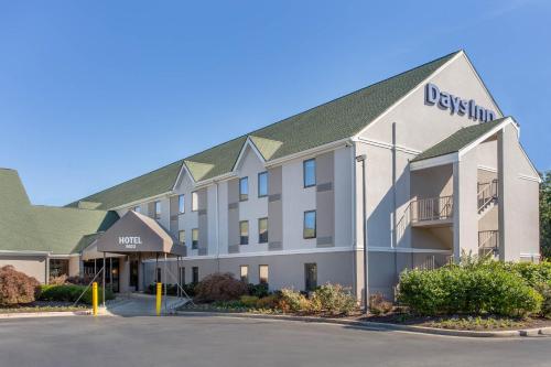 d'un équarrissage d'une auberge d'adsley dans l'établissement Days Inn by Wyndham Lanham Washington DC, à Lanham