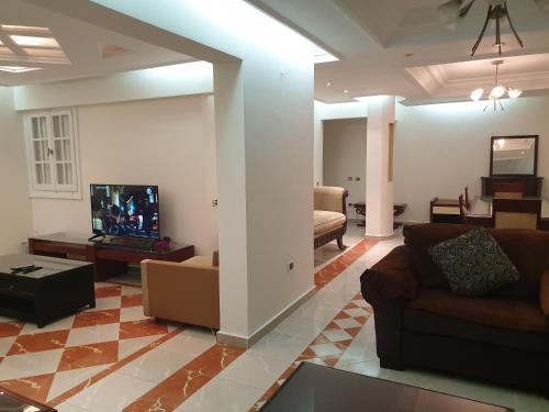 Un lugar para sentarse en Khaled Ibn Al Waleed Apartment by Alexander the Great Hotel