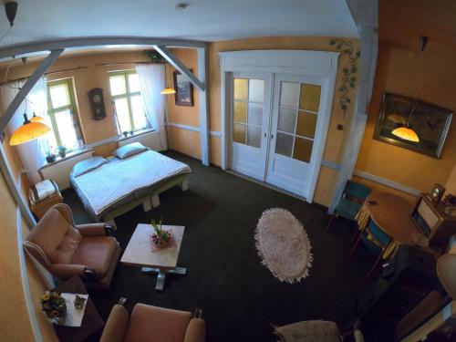 an overhead view of a room with a bed and chairs at Apartament w Kamienicy in Biskupiec