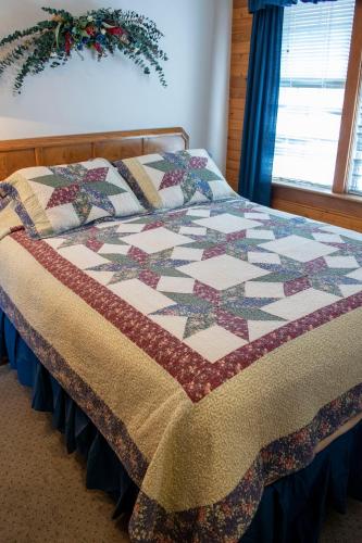 Ένα ή περισσότερα κρεβάτια σε δωμάτιο στο Crandell Mountain Lodge