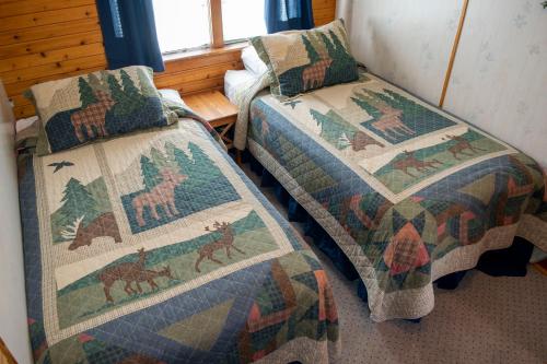 Ένα ή περισσότερα κρεβάτια σε δωμάτιο στο Crandell Mountain Lodge