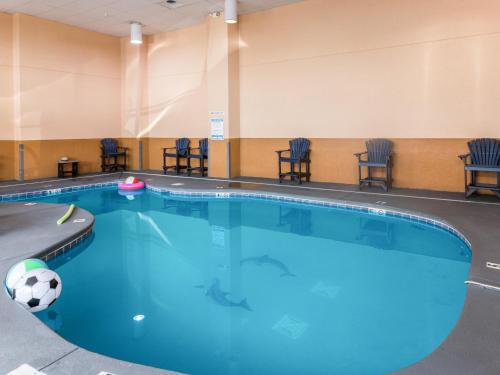 a swimming pool with a pool table and chairs at Mountain Vista Inn & Suites - Parkway in Pigeon Forge