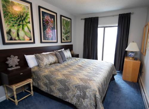 a bedroom with a large bed and a window at Winterplace on Okemo Mountain in Ludlow