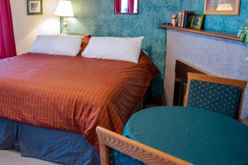 a bed room with two beds and a lamp at Crandell Mountain Lodge in Waterton Park