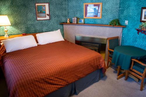 a bedroom with a bed and a desk at Crandell Mountain Lodge in Waterton Park