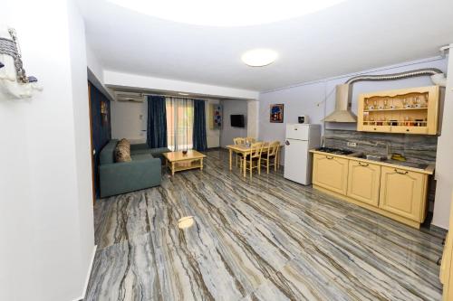 cocina y sala de estar con sofá y mesa en Apartament Bogdan, en Mamaia