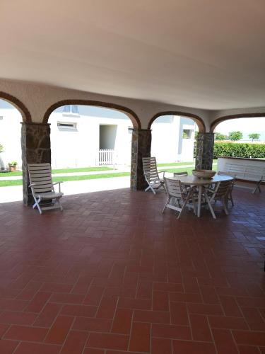 a patio with chairs and a table in a building at Casa Mari in Principina Terra