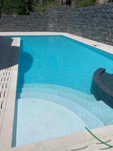 La alberca dentro o cerca de Marty Luxury B&B