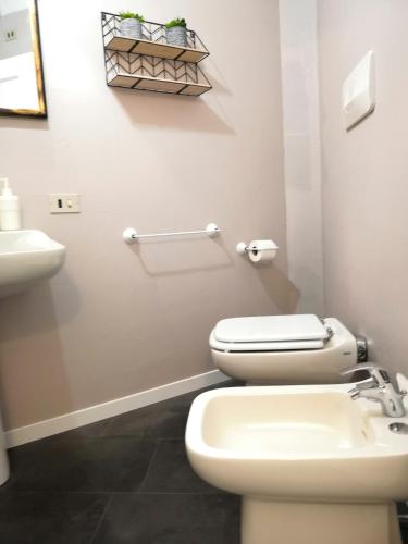 a bathroom with a toilet and a sink at Casa Mari in Principina Terra