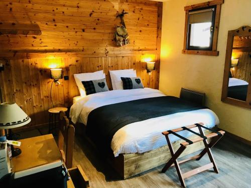 Postel nebo postele na pokoji v ubytování Logis Hôtel Les Ancolies
