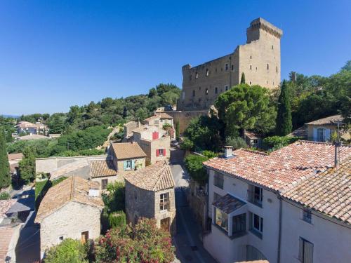 - une vue aérienne sur un village et un château dans l'établissement La petite maison, à Châteauneuf-du-Pape