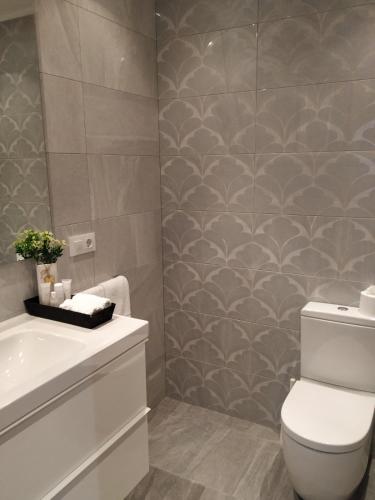 a bathroom with a toilet and a sink at Casa da Xastra in Vimianzo