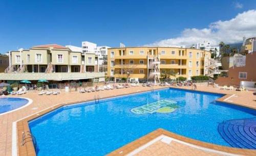 een groot zwembad voor sommige gebouwen bij Apartment Orlando Sea in Adeje