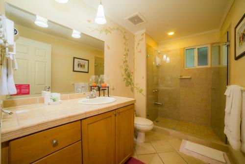 y baño con lavabo, ducha y aseo. en Los Suenos Resort Del Mar 4O by Stay in CR, en Herradura