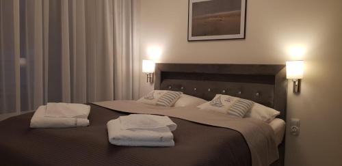 um quarto com 2 camas e toalhas em SAILOR Ustronie Morskie em Ustronie Morskie