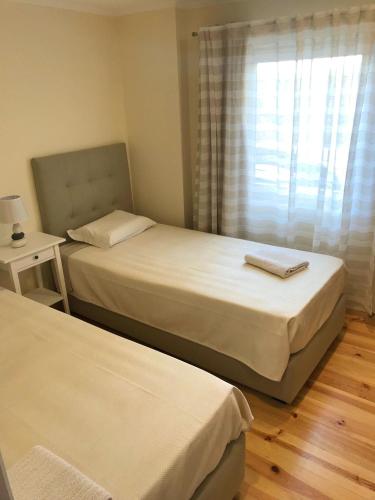Ένα ή περισσότερα κρεβάτια σε δωμάτιο στο Caravela