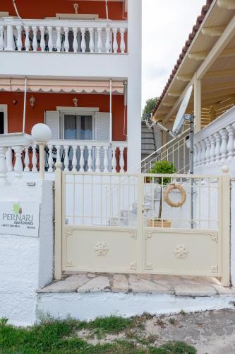 Galería fotográfica de Pernari Apartments en Spartia