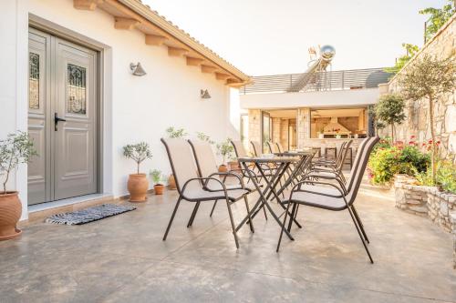 Ein Balkon oder eine Terrasse in der Unterkunft First House