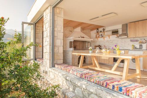 Galería fotográfica de First House en Himare