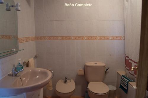 y baño con aseo y lavamanos. en Casa "GARA" Mala-Lanzarote Norte, en Mala