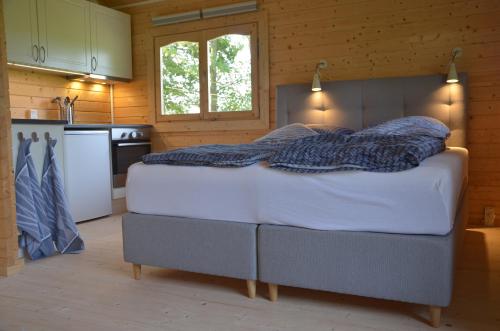 een slaapkamer met een groot bed in een houten kamer bij Brakkerhus in Egtved