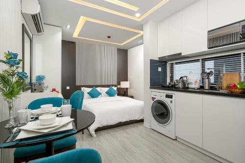 une chambre d'hôtel avec un lit, une table et des chaises dans l'établissement My Suites Danang Beach, à Đà Nẵng