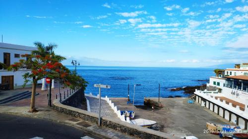 a view of the ocean from a building at Apartamento en Alcalá, con aparcamento, con aircondicionador in Alcalá