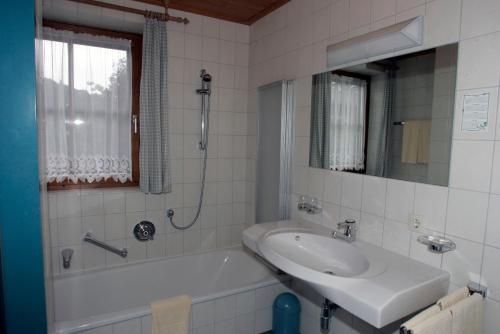 Ein Badezimmer in der Unterkunft Hotel Sonne