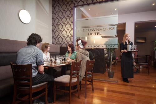 阿布羅斯的住宿－陶恩豪斯旅館，一群坐在餐厅桌子上的人