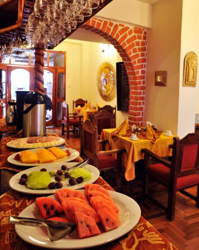 库斯科玛奎塞斯酒店的桌子上有三盘食物