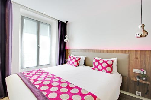 Ένα ή περισσότερα κρεβάτια σε δωμάτιο στο Hotel Alhambra