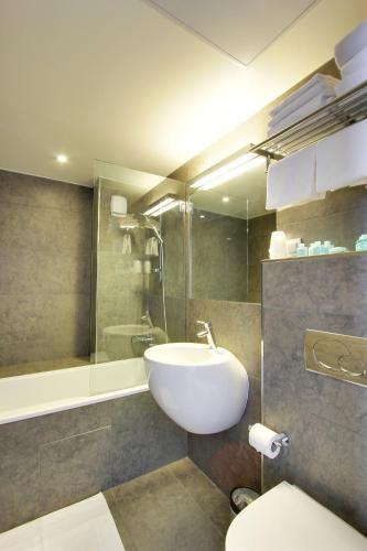 Ένα μπάνιο στο Hotel Alhambra