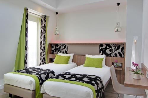 Ένα ή περισσότερα κρεβάτια σε δωμάτιο στο Hotel Alhambra