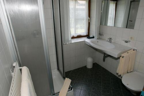 Ein Badezimmer in der Unterkunft Hotel Sonne