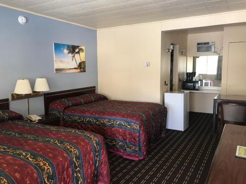 Un pat sau paturi într-o cameră la Edgewood Motel