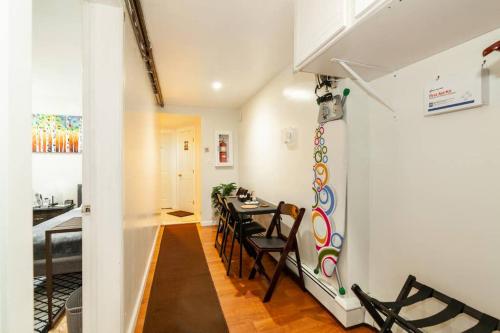 - une salle à manger avec une table et des chaises dans l'établissement Elegant 2 Bedroom Suite w Modern Amenities, à Brooklyn