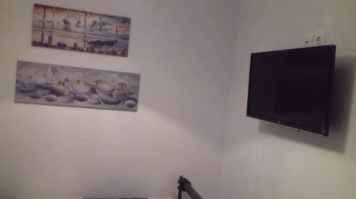 Televisyen dan/atau pusat hiburan di Seaside studio for 3 people - Alykes beach